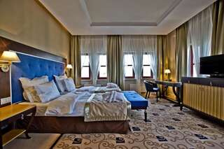 Отель Hotel Dyplomat Ольштын Номер с кроватью размера «king-size»-1
