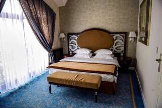 Отель Hotel Dyplomat Ольштын Люкс с кроватью размера «king-size»-2
