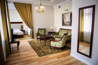 Отель Hotel Dyplomat Ольштын Люкс с кроватью размера "queen-size"-5
